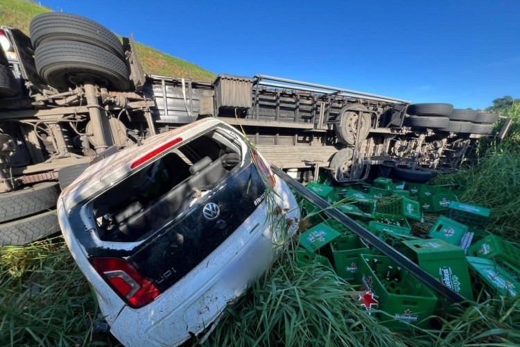 Carreta carregada de cerveja tomba, arrasta carros e deixa feridos na BR-116