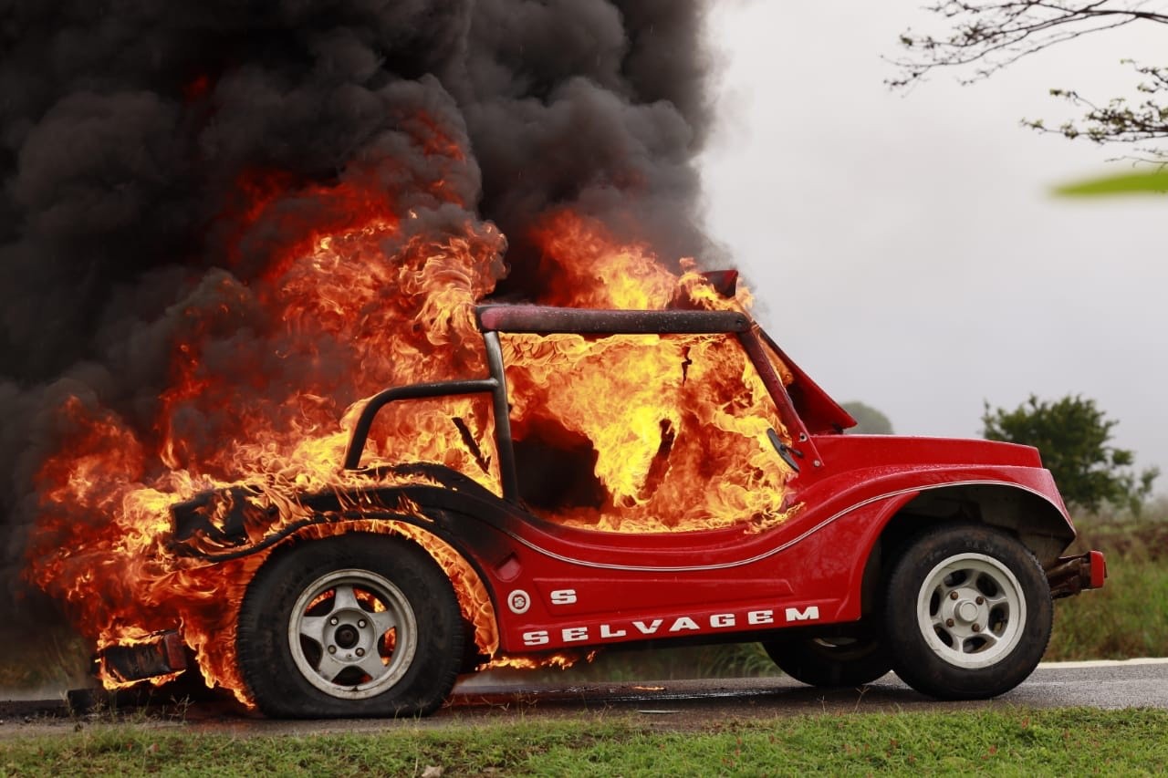 Buggy pega fogo em rodovia de Fernando de Noronha | G1