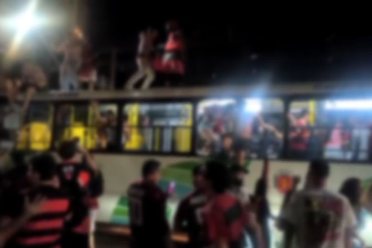VÍDEO: Torcedores do Flamengo vandalizam ônibus do transporte coletivo de Maringá após final da Liberadores