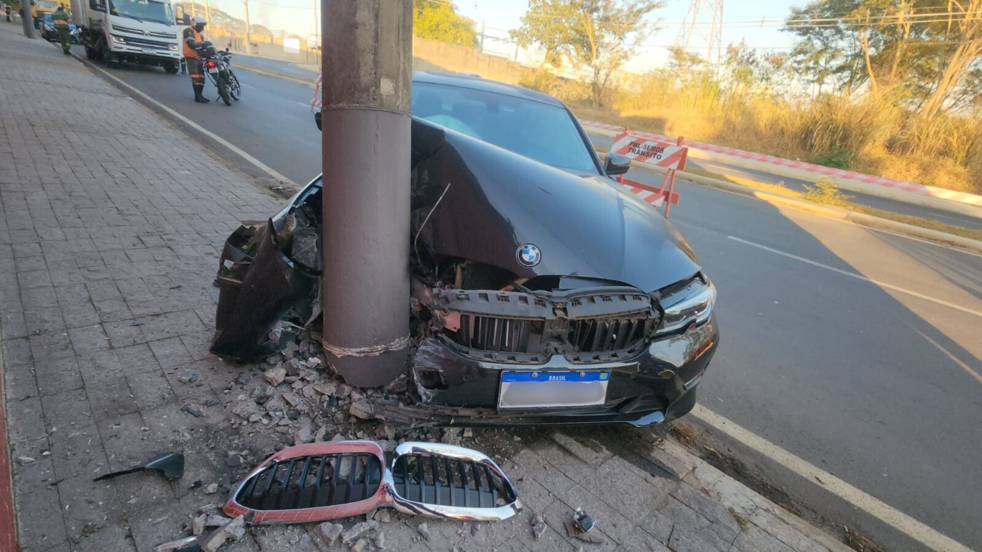 BMW colide contra poste em Limeira e deixa local sem energia 
