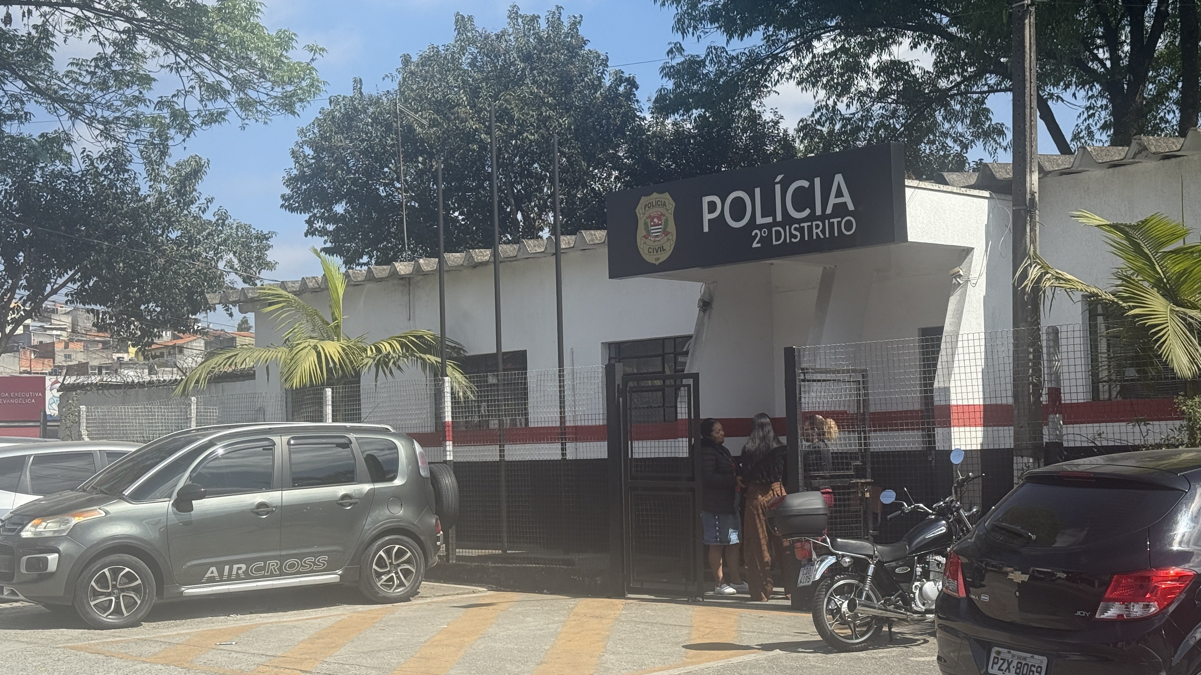 Jovem é internado após ser esfaqueado por desconhecido embriagado em Suzano; suspeito foi preso