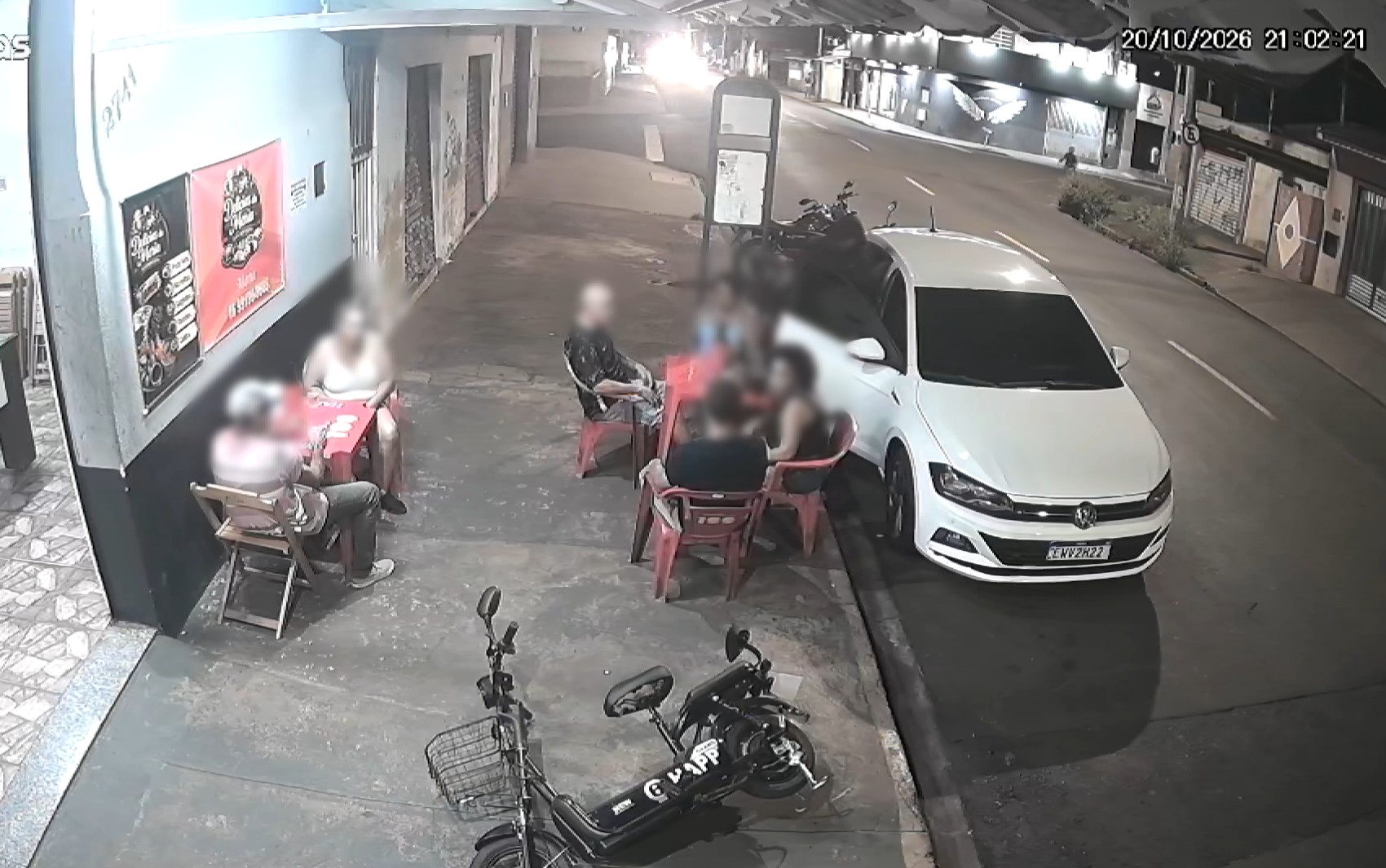 VÍDEO: Ladrões assaltam clientes de bar e roubam carro em frente ao estabelecimento em Ribeirão Preto, SP