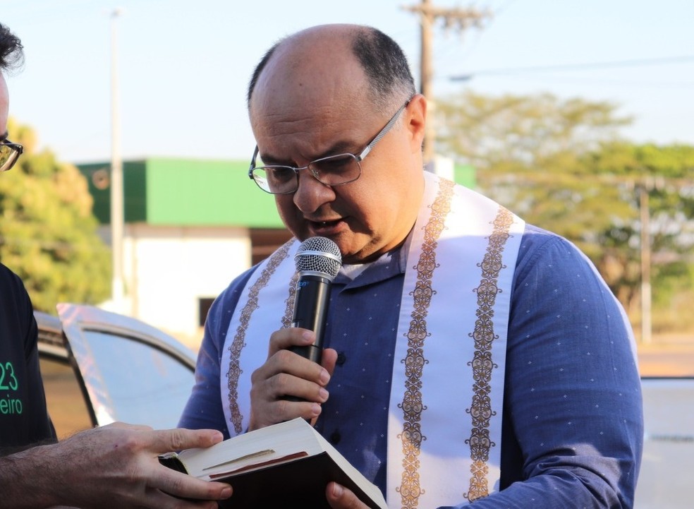 Padre José Roberto ficou ferido ao ser atingido pelos disparos — Foto: Reprodução