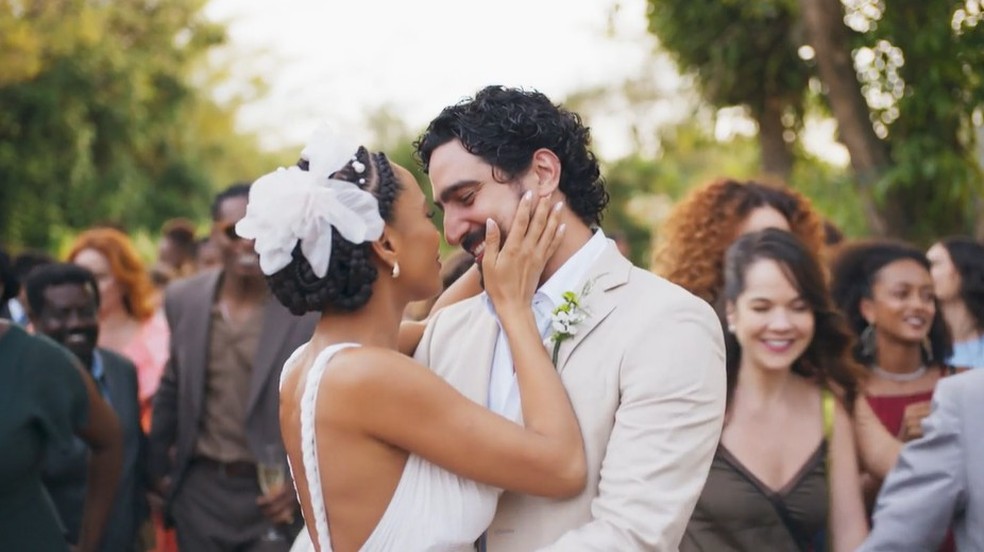 Raquel e Ivan se casam em 'Vale Tudo' — Foto: Reprodução/TV Globo