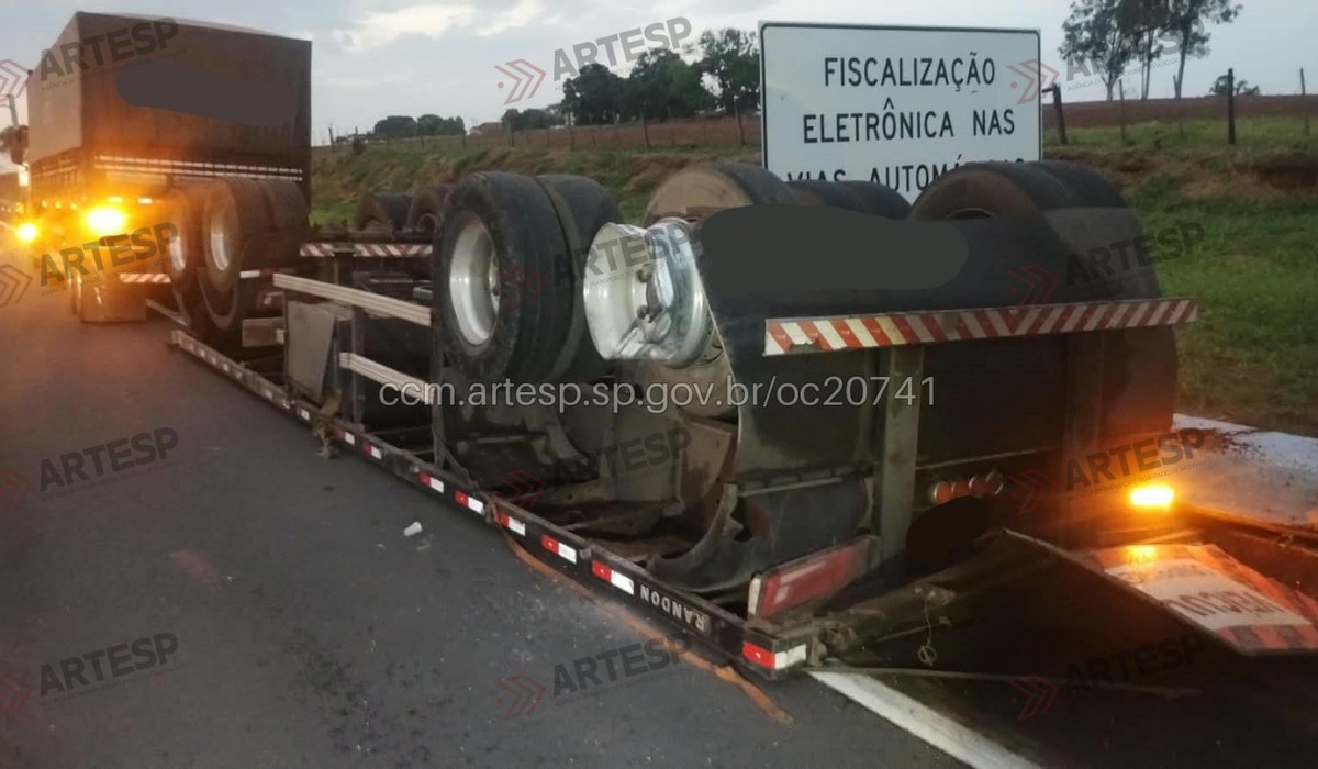 Tombamento de carreta após motorista levar 'fechada' interdita SP-294 em Parapuã