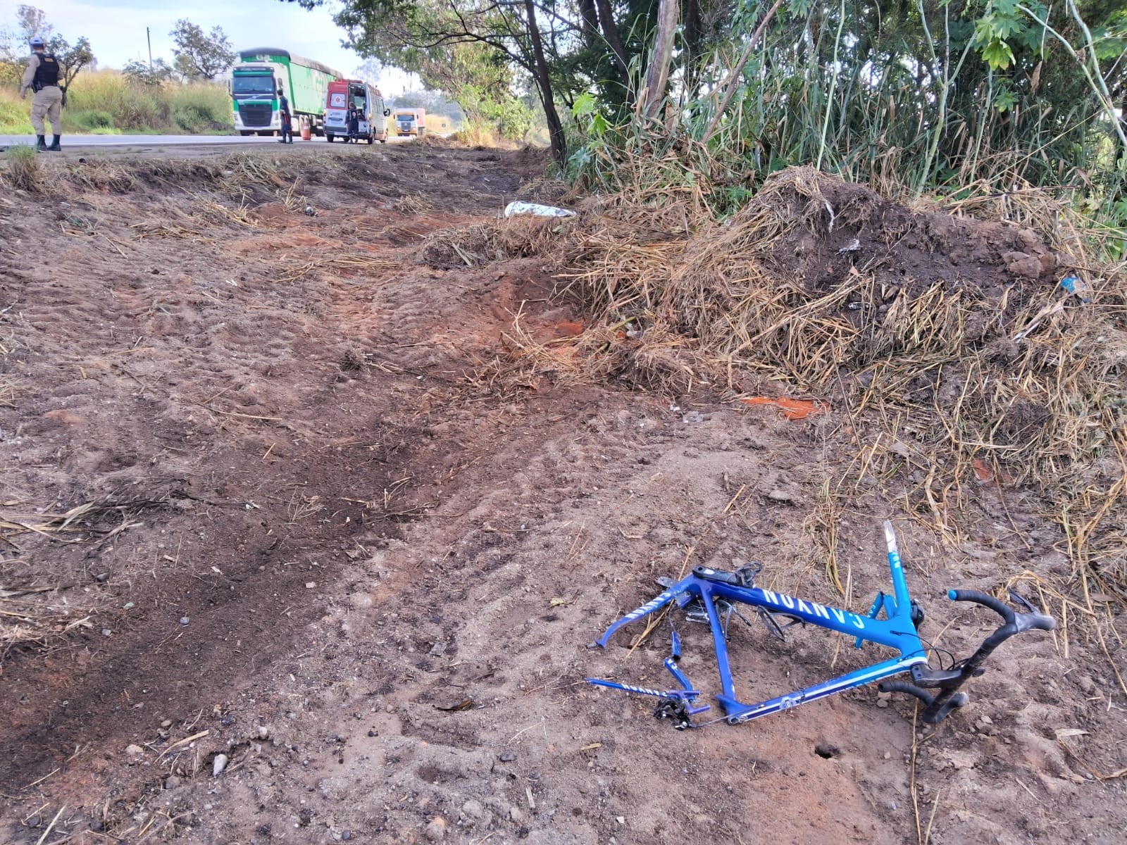 Ciclista de 35 anos morre atropelado na BR-494, em Divinópolis; motorista fugiu sem prestar socorro