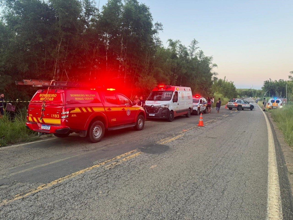 Motorista morre após perder o controle, capotar carro e bater em cerca na MG-353