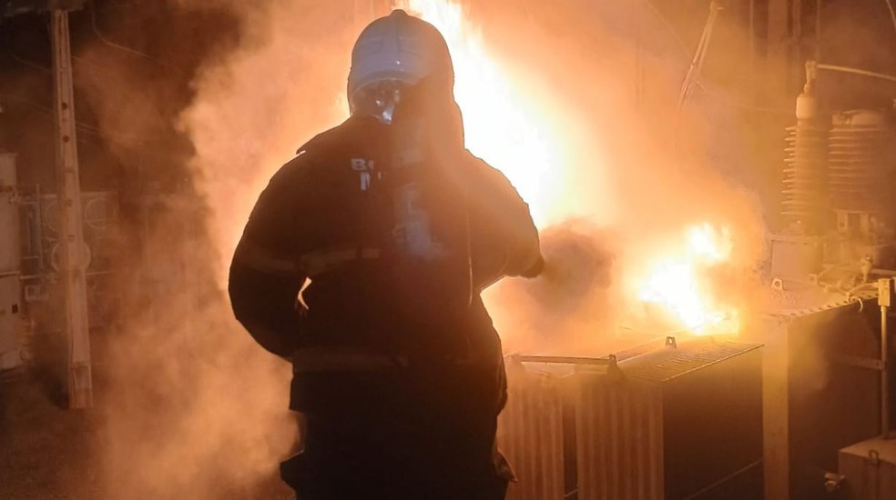 Bombeiros realizaram o combate ao fogo na subestação de Sobral com extintores com pó químico e mangueiras com água. — Foto: Corpo de Bombeiros/ Divulgação