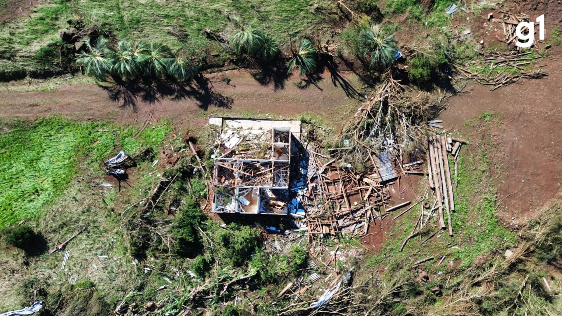 'Caiu tudo. Alguém vem ajudar a tirar a Diele': ouça áudios de morador que precisou retirar a esposa dos escombros após tornado no RS