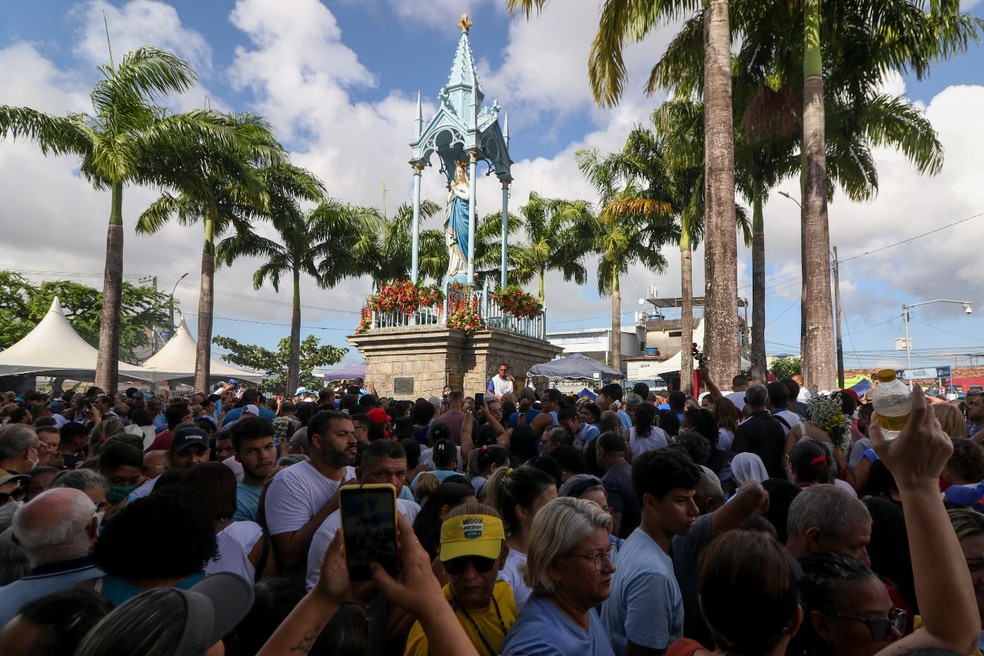 Multidão comparece ao Morro da Conceição e tenta chegar perto da imagem de Nossa Senhora, nesta quinta-feira (8) — Foto: Marlon Costa/Pernambuco Press