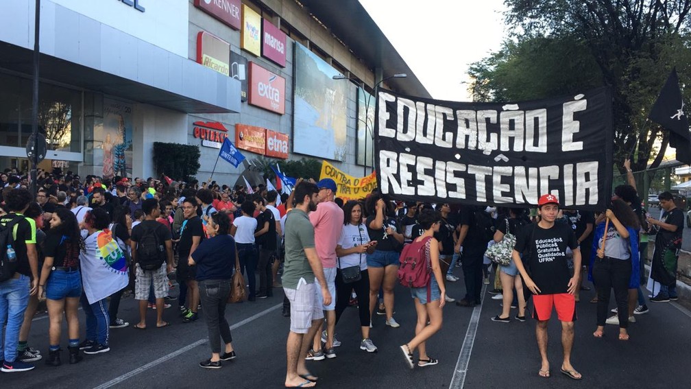Pais de alunos dão aula e furam greve de professores em escola de SP