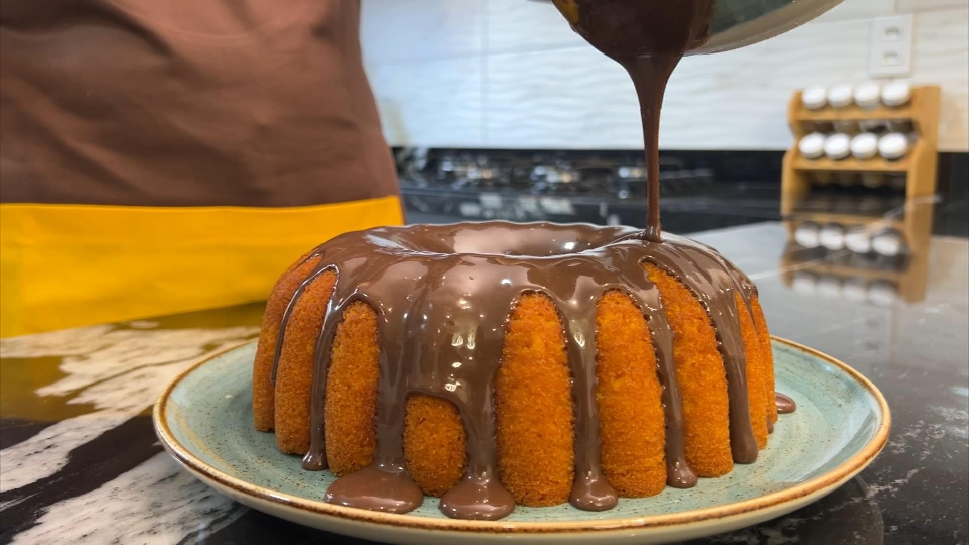 Receita Nosso Campo: aprenda a fazer um bolo de cenoura com cobertura de chocolate