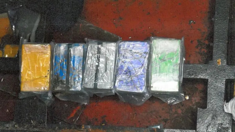 Pacotes de cocaína entre a droga apreendida pela polícia de Cabo Verde, escondida sob fundos falsos e tanques de água falsos no interior do Rich Harvest — Foto: Polícia de Cabo Verde