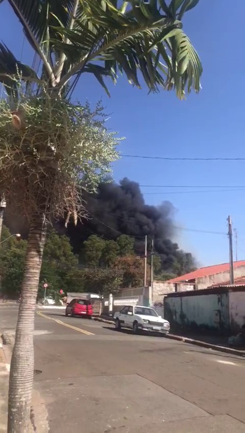 VÍDEO: incêndio atinge depósito de recicláveis em Campinas
