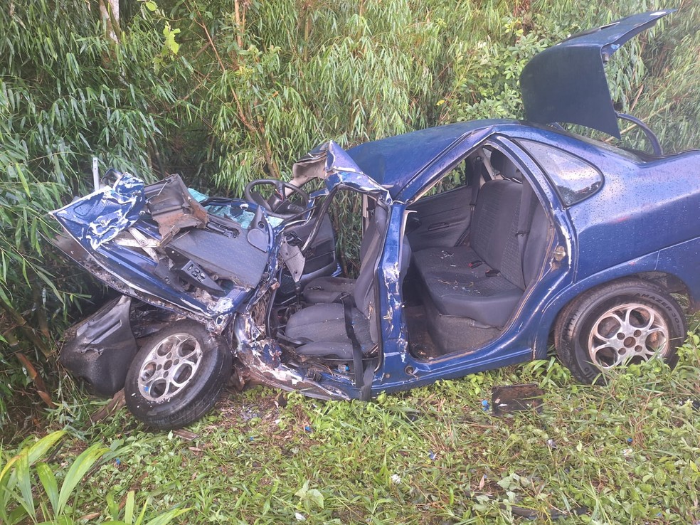 Carro fica destruído após batida frontal com caminhão em Passos Maia, SC — Foto: PMRv/Divulgação