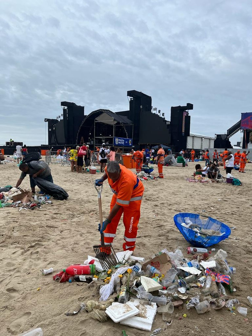 Comlurb faz mutirão de limpeza em Copacabana — Foto: Suelen Bastos/g1