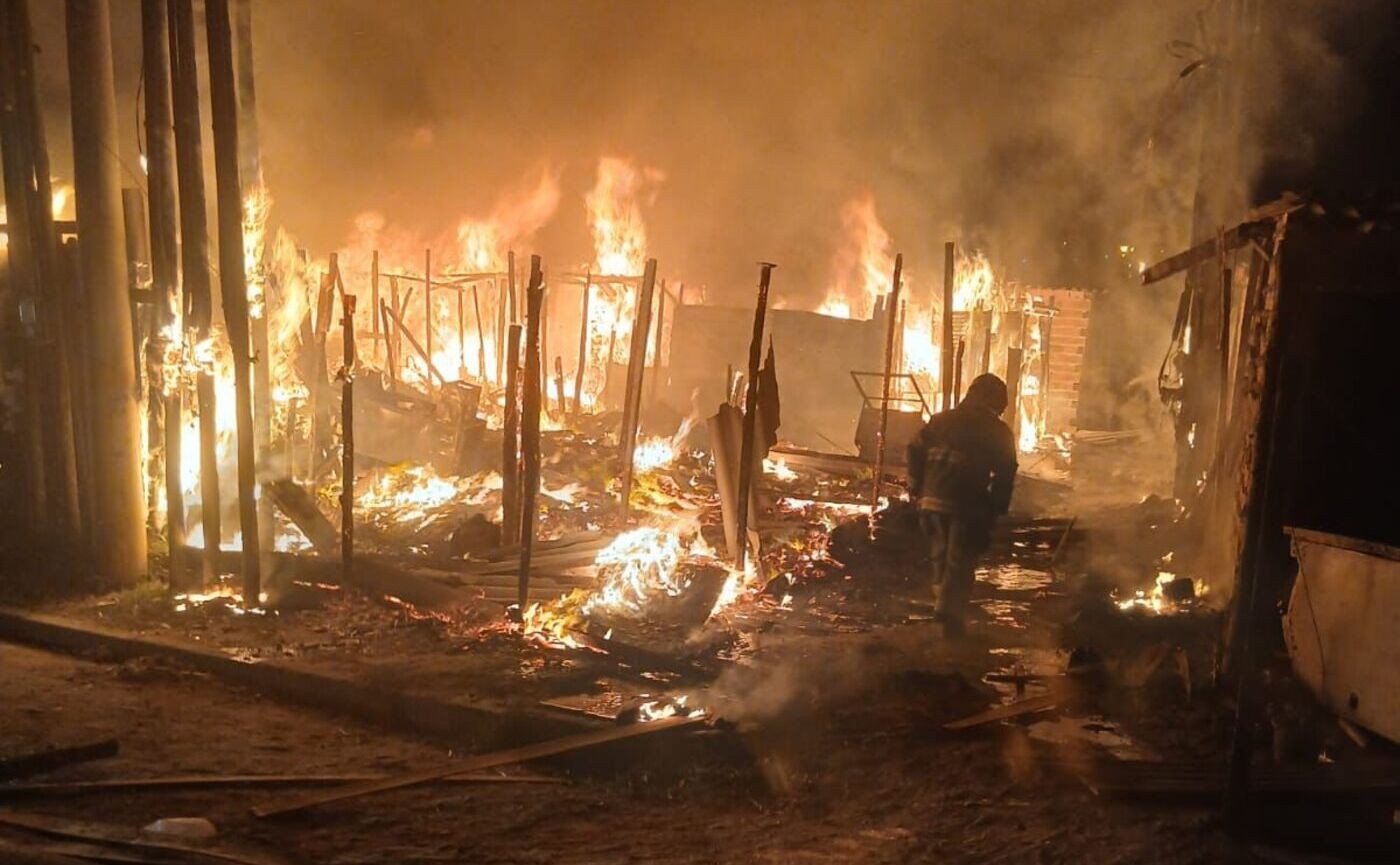 Incêndio deixa famílias desabrigas em Mogi das Cruzes