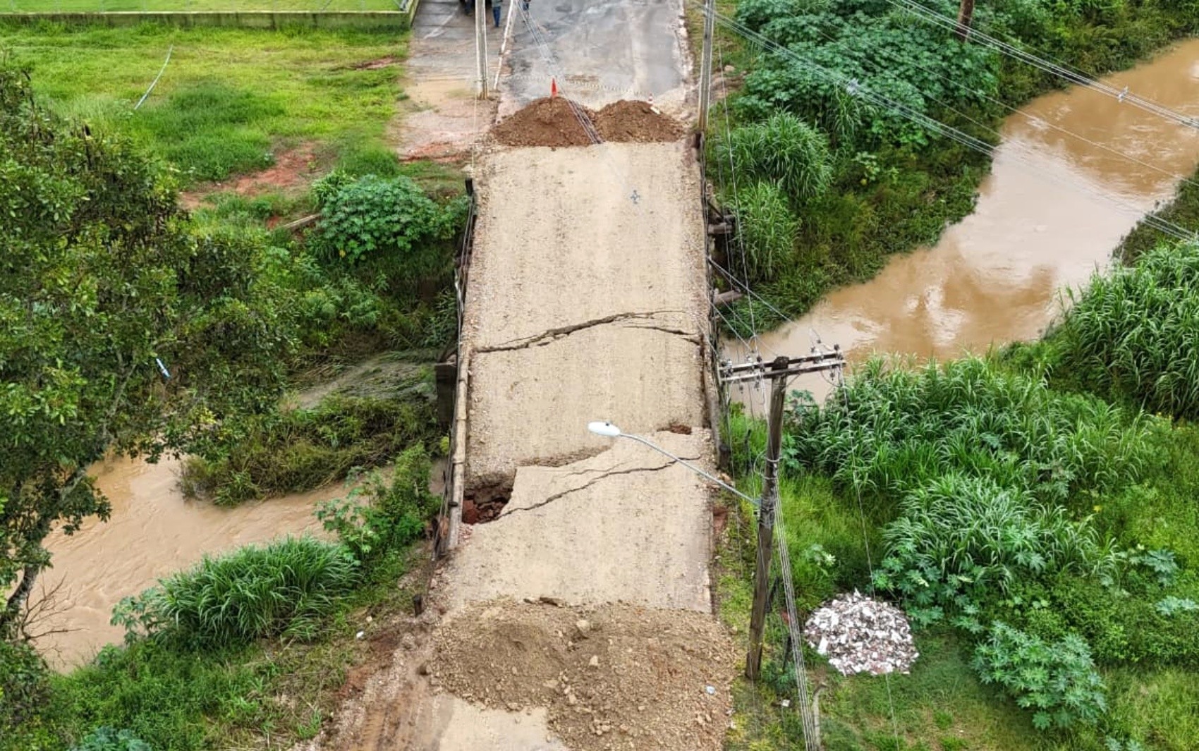 Ponte cai e impede acesso de moradores ao distrito de Mococa, em Monte Sião, MG
