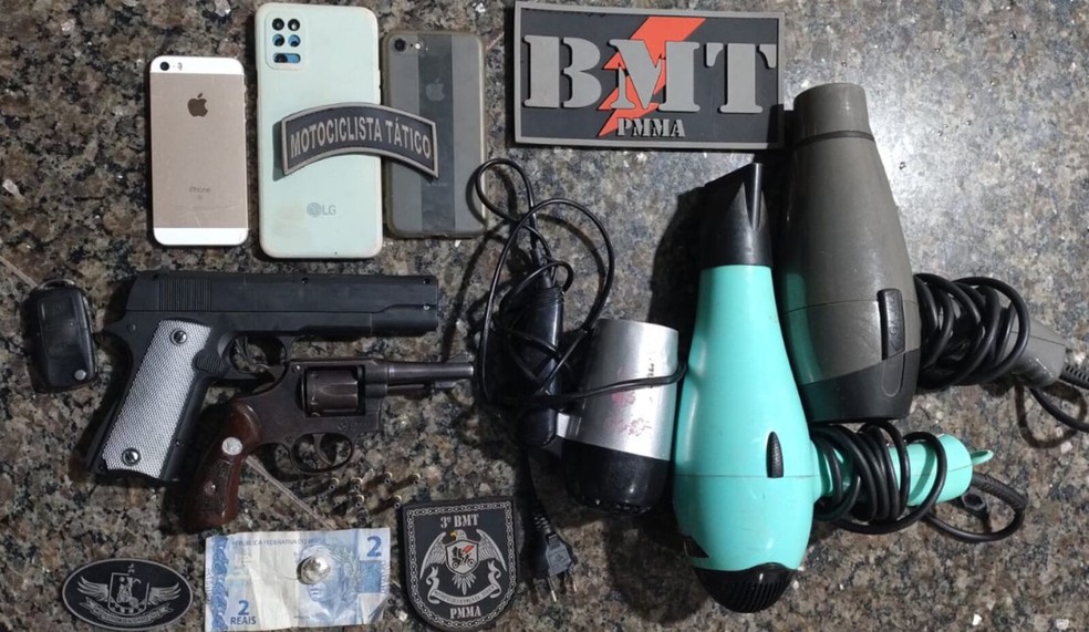 Armas de fogo, celulares, secadores de cabelo e outros objetos, foram apreendidos no momento da operação. — Foto: Divulgação/Polícia Militar