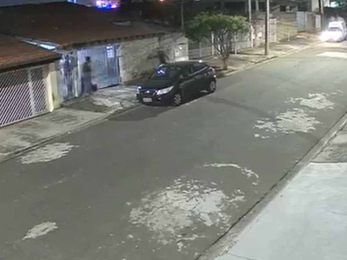 VÍDEO mostra família sendo assaltada por homem armado ao chegar em casa em Campinas