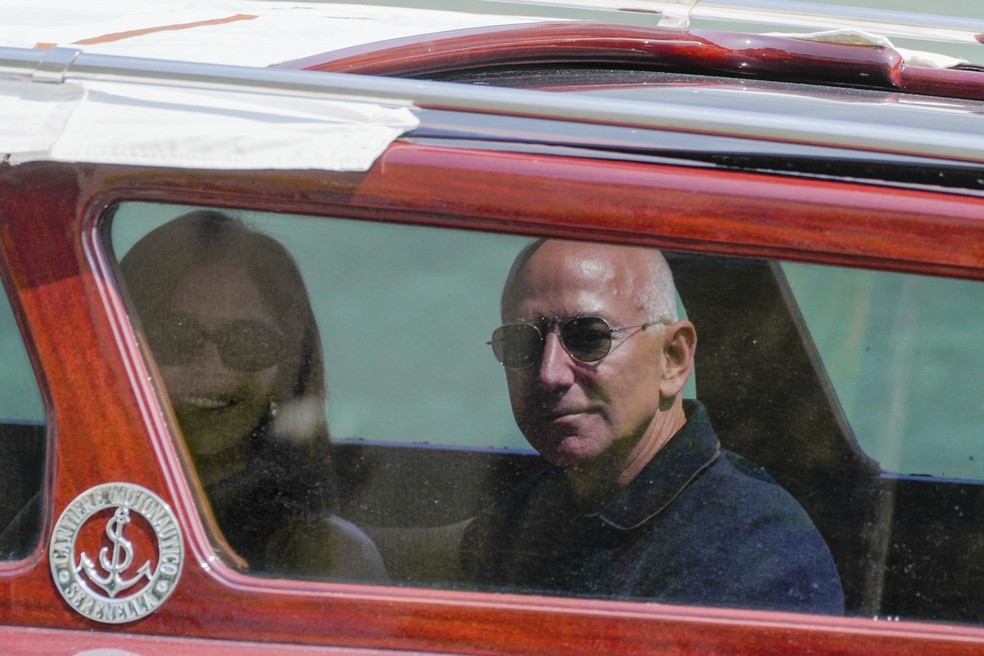 Jeff Bezos e Lauren Sánchez chegam a Veneza — Foto: AP Photo/Luca Bruno