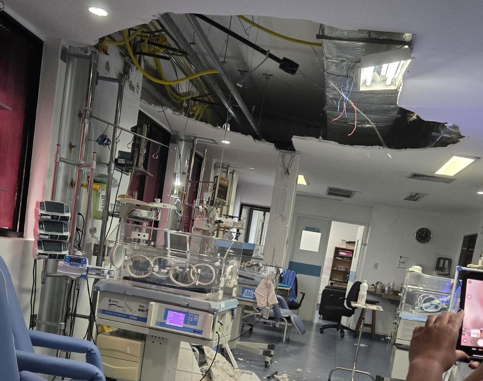 Teto cai em UTI neonatal do Hospital Maternidade Barão de Lucena, no Recife — Foto: Reprodução/WhatsApp
