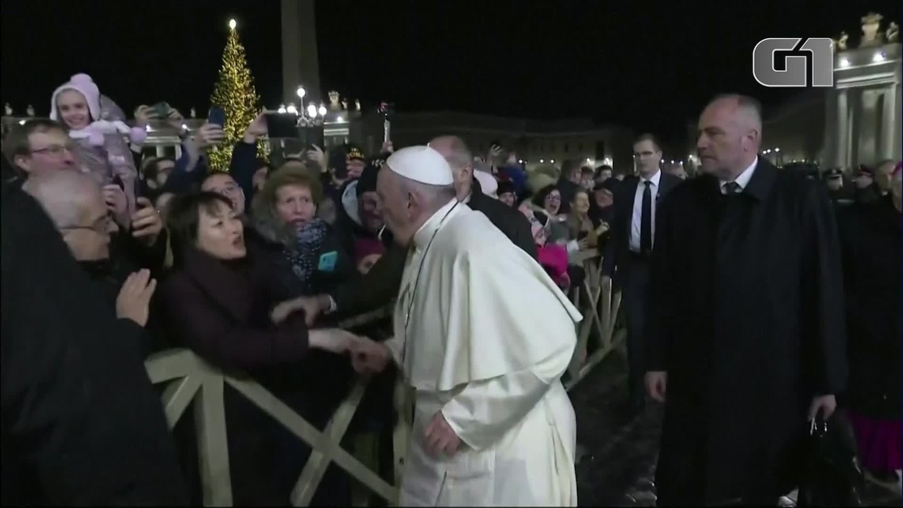VÍDEO: relembre quando o papa Francisco se irritou ao ser puxado por mulher no Vaticano