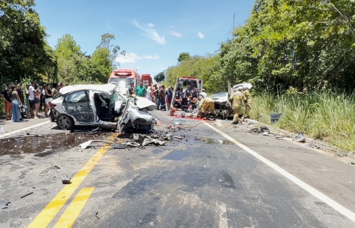 Três pessoas morrem e outras três ficam gravemente feridas após batida entre carros e carreta na Bahia 