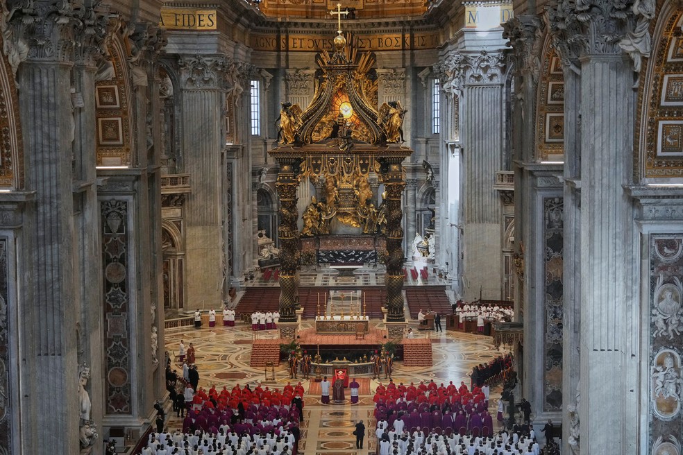 Corpo do papa Francisco sendo velado na Basílica de São Pedro em 23 de abril de 2025. — Foto: Andrew Medichini/Pool via REUTERS