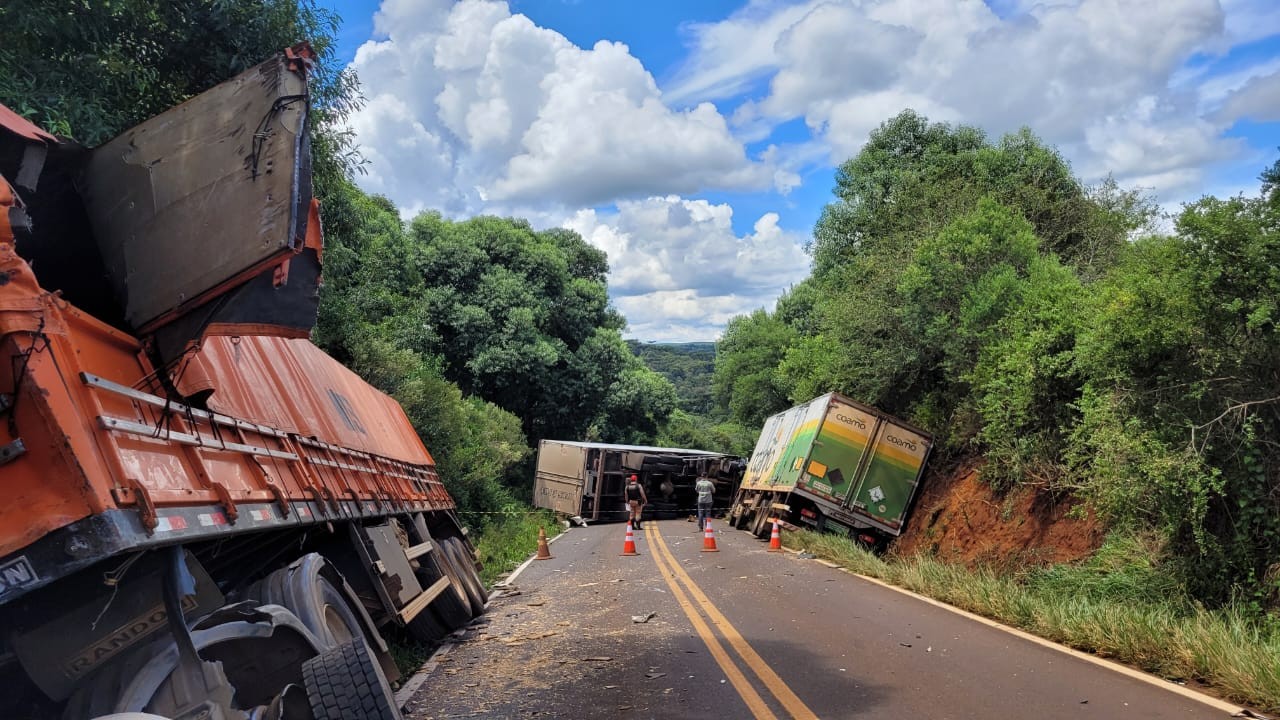 Acidente entre três caminhões e um carro deixa um ferido na PR-364, em Guarapuava