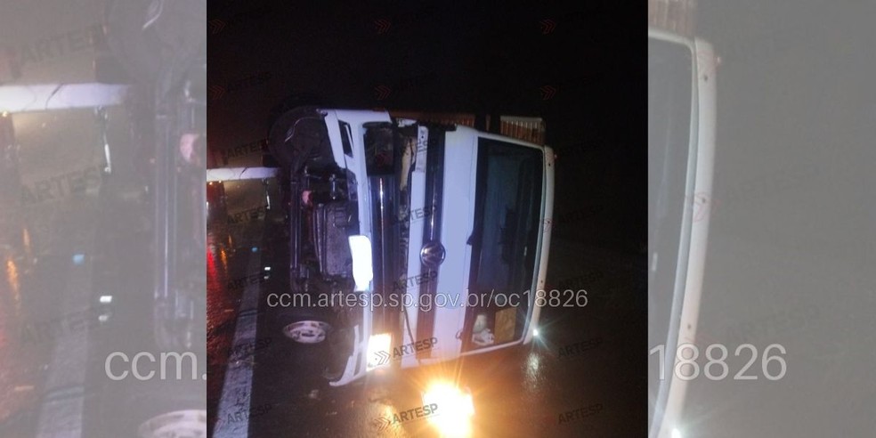 1 de 2
Caminhão aquaplanou e o motorista perdeu o controle da direção em acidente na Rodovia Comandante João Ribeiro de Barros (SP-294), em Gália (SP) — Foto: Artesp/Divulgação