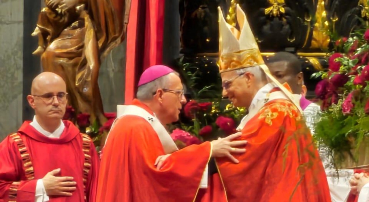 Papa Leão XIV entrega insígnia a arcebispo de Sorocaba em cerimônia na Basílica de São Pedro, em Roma