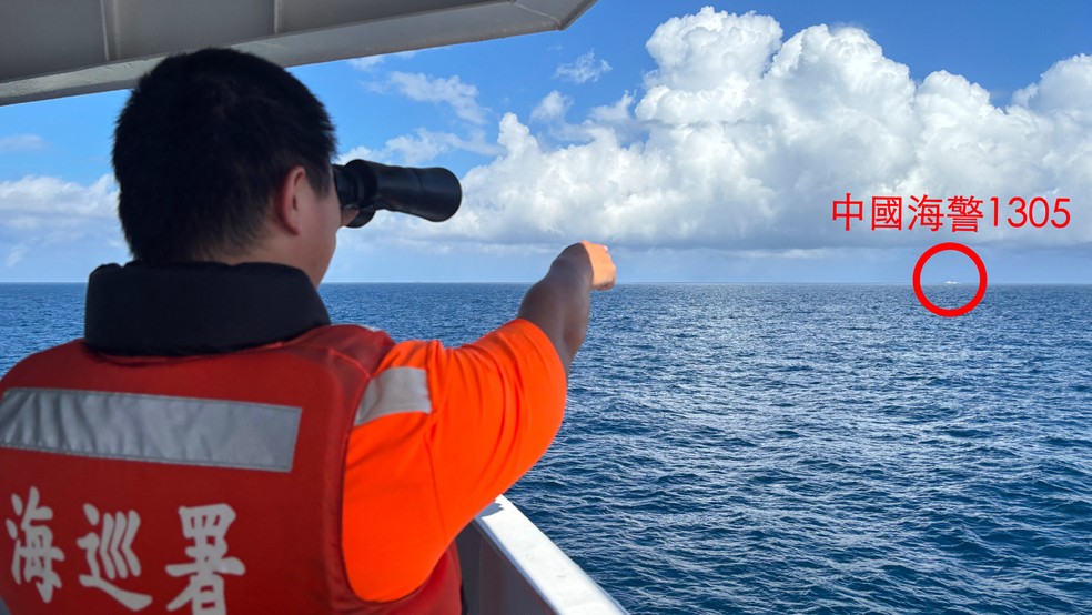 Guarda Costeira de Taiwan observa um navio da Guarda Costeira chinesa à distância — Foto: Guarda Costeira de Taiwan / via AFP Photo