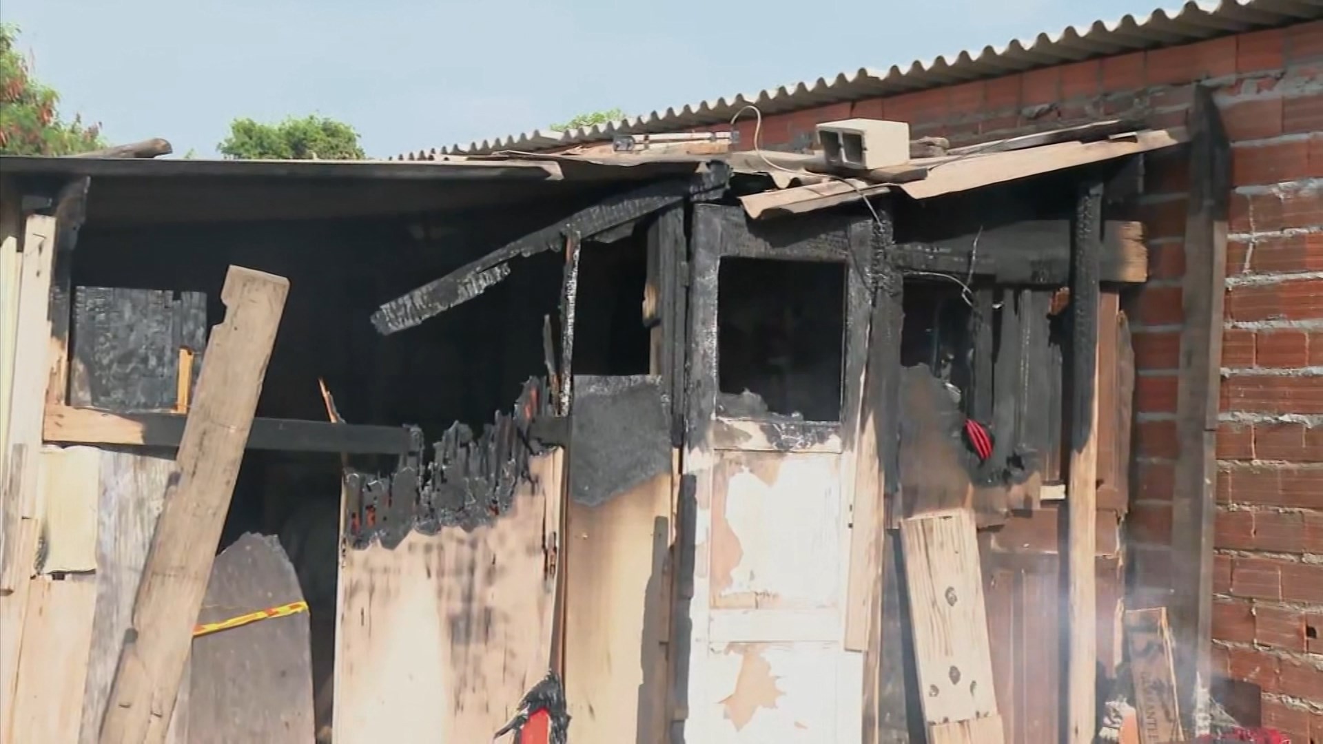 'Ninguém sabia que tinha criança', diz vizinho de barraco destruído por incêndio; três irmãos morreram