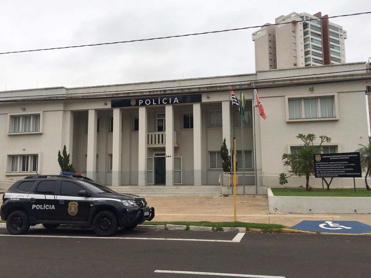 Auxiliar de serviços gerais é presa suspeita de abandonar filhos em casa em Araçatuba