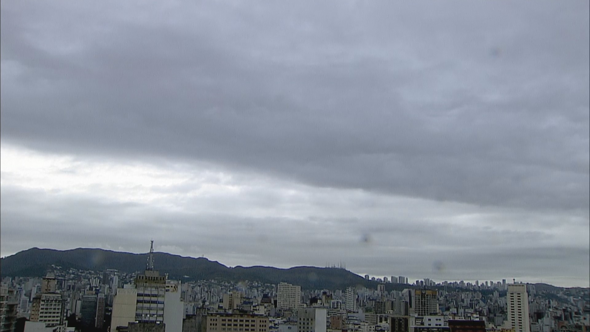 Temperaturas caem em BH, e há chance de chuva forte neste domingo; veja previsão