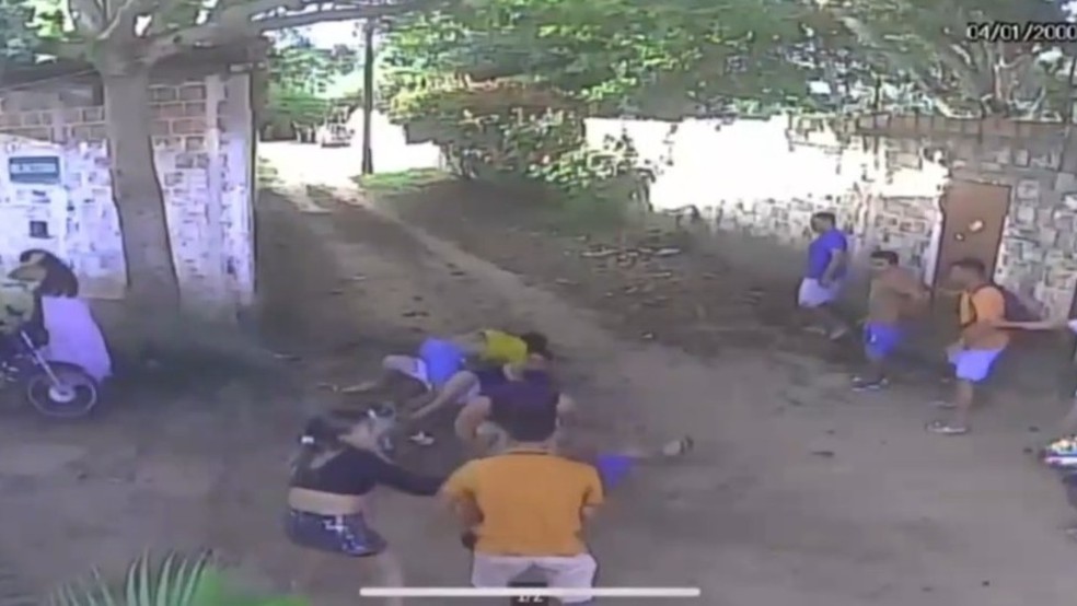 Jovem só conseguiu se libertar do suspeito depois que outros homens se saíram para a rua e se aproximaram para separa — Foto: Reprodução