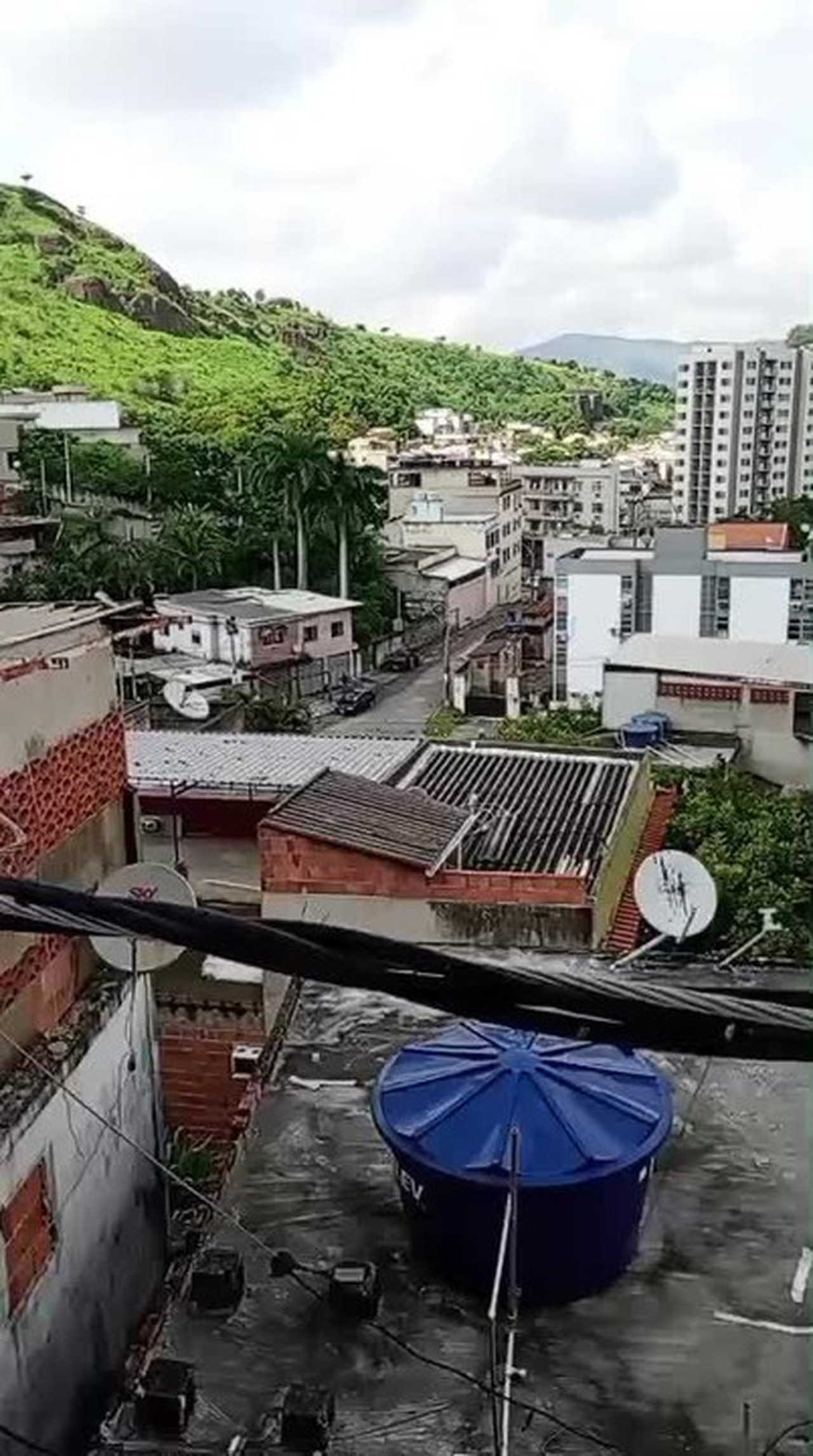 Polícia realiza operação emergencial na comunidade do Ipase, em Vila Kosmos, e troca tiros com criminosos; VÍDEO 