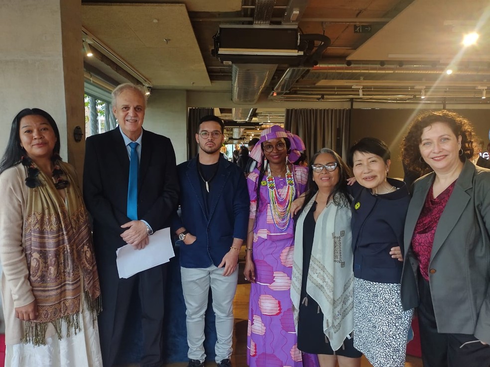 Sineia do Vale (terceira mulher da direira para a esquerda) atua há anos com foco na crise climática e os povos indígenas — Foto: Patricia Zuppi/Rede RCA/Cristiane Júlião/Divulvação