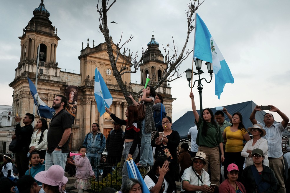 Apoiadores do presidente eleito Bernardo Arévalo se reúnem na Praça da Constituição, na Cidade da Guatemala. — Foto: Reuters