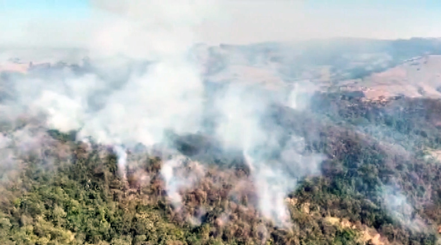 Incêndio consome vegetação há 2 semanas na serra do Monte Branco em Piracicaba; veja imagens aéreas