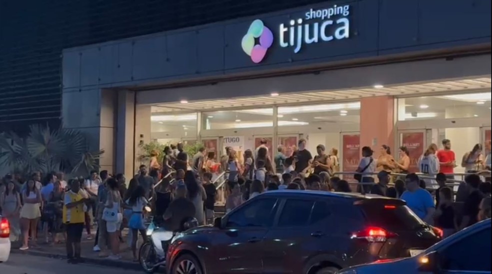 Clientes são retirados do Shopping Tijuca após alerta de incêndio — Foto: Priscilla Moraes/GloboNews