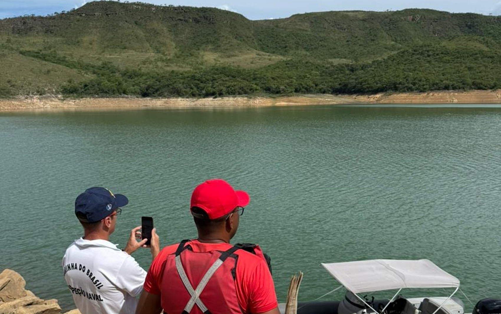 Bombeiros fazem busca por homem desaparecido após acidente com barco em Guapé 