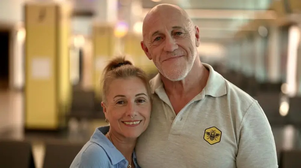 Irmãos separados na infância se reencontram por acaso enquanto trabalham no Aeroporto de Manchester