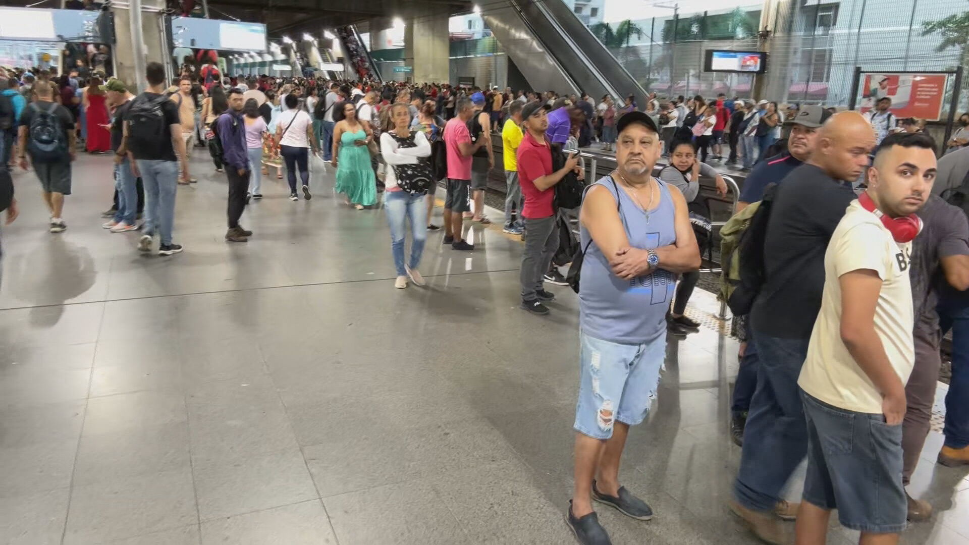 Falha na Linha Vermelha do Metrô deixa trens circulando com velocidade reduzida