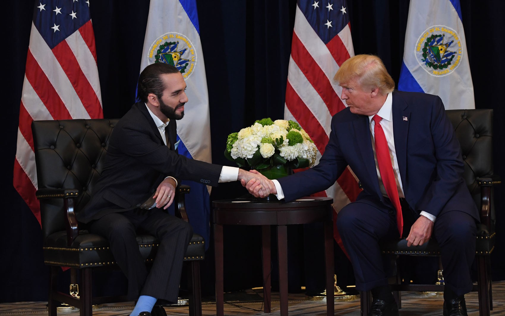 Trump finaliza acordo com Bukele para despachar para El Salvador imigrantes deportados de outras nacionalidades