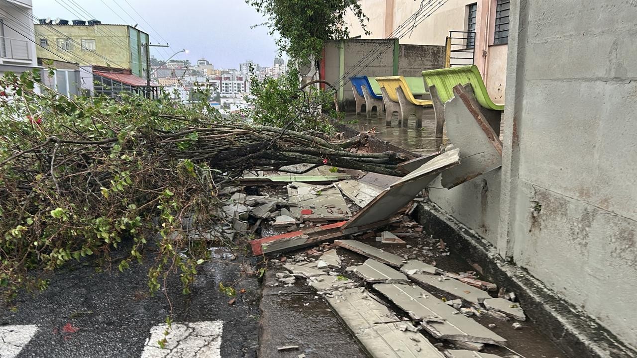 Pista de patinação no gelo inaugurada para o Natal fica debaixo d'água por causa da chuva em MG; VÍDEO