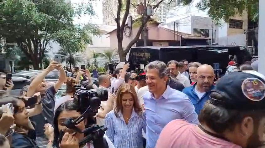 Haddad chega para votar em Indianópolis, na Zona Sul de SP