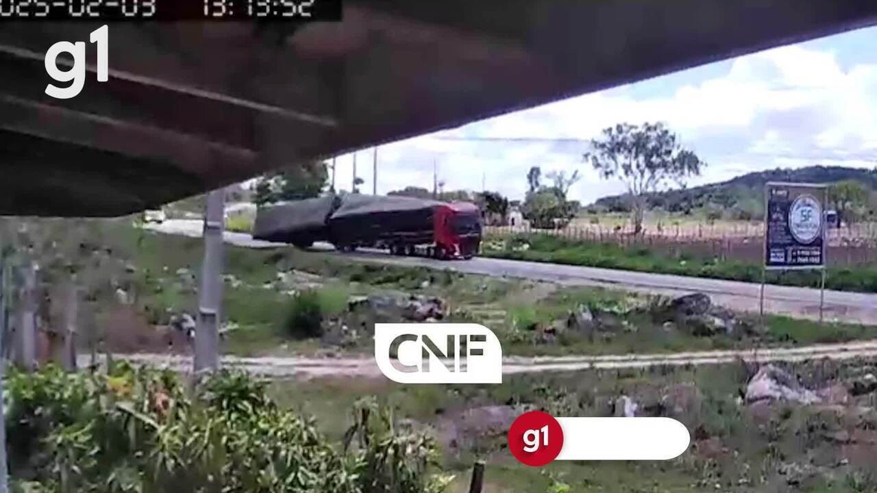 VÍDEO: carreta carregada de milho tomba na BR 104, em Caruaru