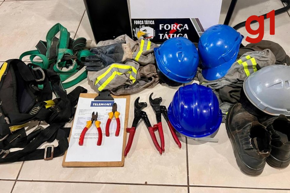 Também foram encontrados alicates de corte, uniformes falsificados da empresa, capacetes e materiais de proteção individual — Foto: Polícia Militar